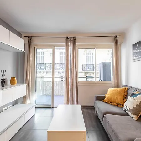 With Balcony - Center 1br 4p Apartment