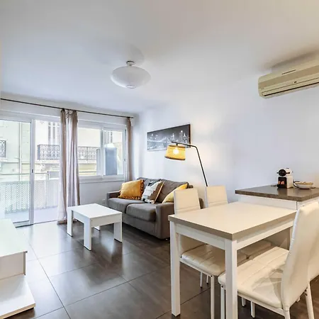 With Balcony - Center 1br 4p Apartment