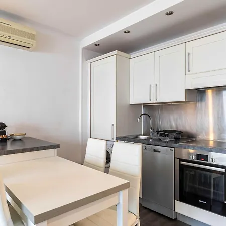 With Balcony - Center 1br 4p *
