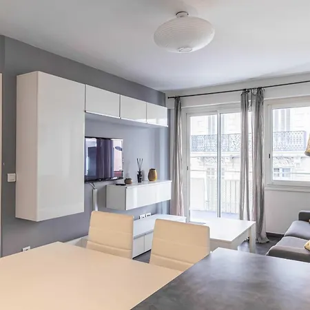 With Balcony - Center 1br 4p *